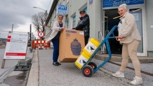 Schwere Produkte kann Jakob Gruber mit Frau Gabriele und Tochter Carina derzeit nur ...