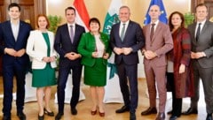 Die achtköpfige steirische Landesregierung aus FPÖ- und ÖVP-Politikern 