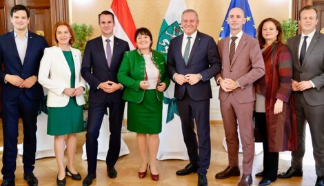 Die achtköpfige steirische Landesregierung aus FPÖ- und ÖVP-Politikern 