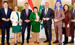 Die achtköpfige steirische Landesregierung aus FPÖ- und ÖVP-Politikern 