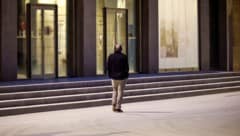 Markus Hinterhäuser schlich am Dienstagabend alleine die leere Hofstallgasse entlang.