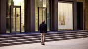 Markus Hinterhäuser schlich am Dienstagabend alleine die leere Hofstallgasse entlang.
