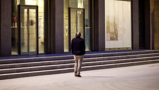 Markus Hinterhäuser schlich am Dienstagabend alleine die leere Hofstallgasse entlang.