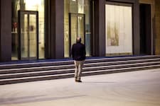 Markus Hinterhäuser schlich am Dienstagabend alleine die leere Hofstallgasse entlang.