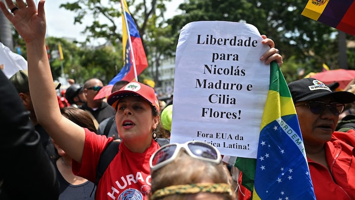 Unterstützerinnen und Unterstützer Maduros vor Gericht