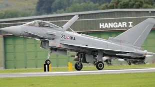 Archivbild aus dem Jahr 2007: Der erste österreichische Eurofighter-Typhoon bei der Landung am ...