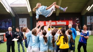 Die Siegerinnen der Polgarstraße ließen alle Spielerinnen hochleben, hier die vierfache ...