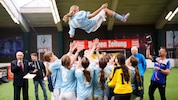 Die Siegerinnen der Polgarstraße ließen alle Spielerinnen hochleben, hier die vierfache ...