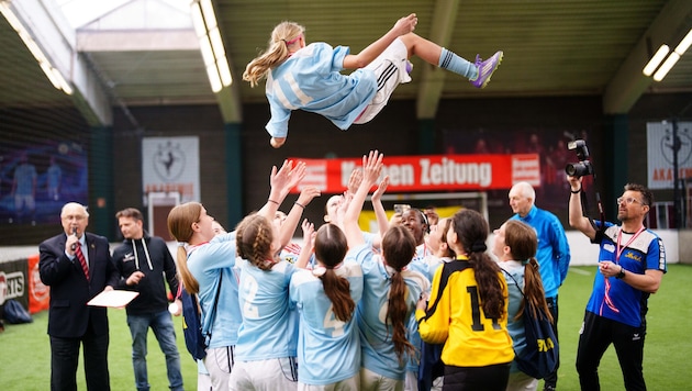 Die Siegerinnen der Polgarstraße ließen alle Spielerinnen hochleben, hier die vierfache ...