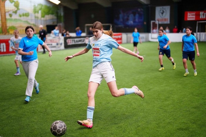 Sara Kalajdzic (hier am Bal) führte die Polgarstraße zum Sieg beim „Krone“-Hallencup.