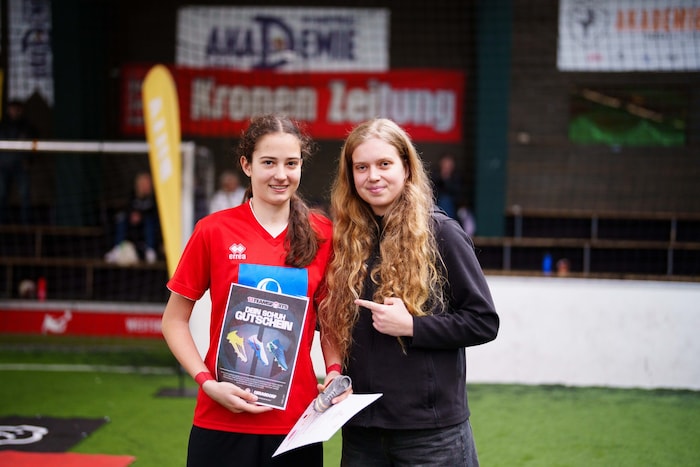 Rapid-Stürmerin Hannah Gessl zeichnete Laura Kaltenbach, die mit 30 Treffern beste Torschützin ...