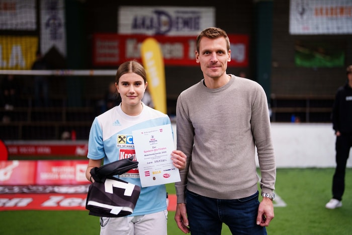 Sara Kalajdzic wurde von Roman Tullis von Turniersponsor Billa als beste Akteurin des Endspiels ...