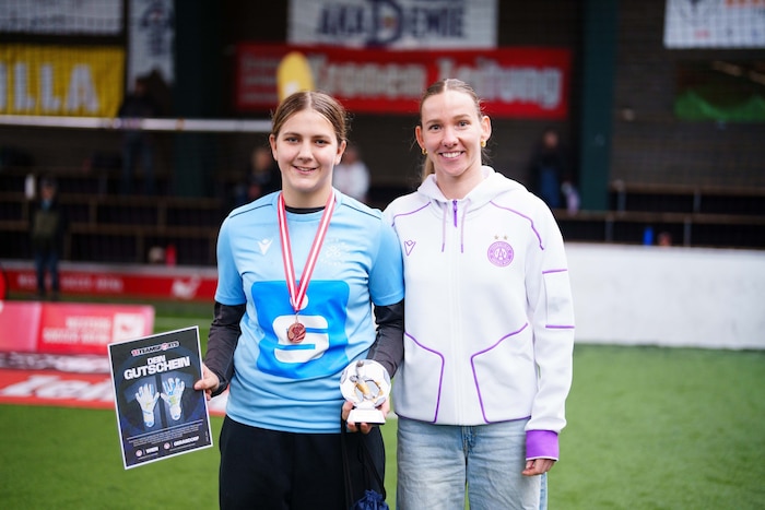 Teamtorhüterin Jasmin Pal ehrte Rejhana Fekovic als beste Torhüterin des heurigen ...