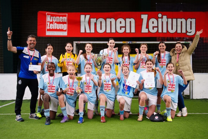 So sehen Siegerinnen aus: Das Mannschaftsbild der Polgarstraße.