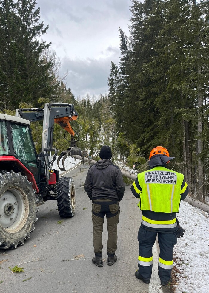 Die Feuerwehren Weißkichen und Kleinlobming wurden von Landwirten unterstützt.