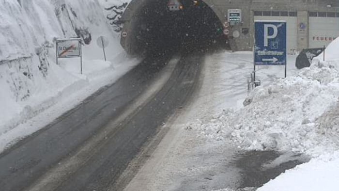 Auf der Arlbergstraße war die Fahrbahn kurz nach 9 Uhr noch nicht frei, es galt ...