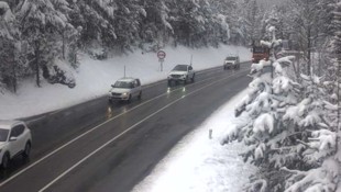 Auf der Fernpassstraße galt am Freitagvormittag Schneekettenpflicht.