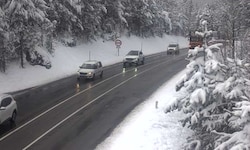 Auf der Fernpassstraße galt am Freitagvormittag Schneekettenpflicht.