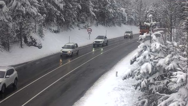 Auf der Fernpassstraße galt am Freitagvormittag Schneekettenpflicht.