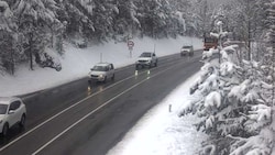 Auf der Fernpassstraße galt am Freitagvormittag Schneekettenpflicht.