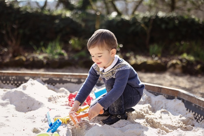 Im Sandkasten fühlt sich der kleine Prinz sichtlich wohl.