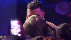 Taylor Swift küsst ihrem Verlobten Travis Kelce während der iHeartRadio Music Awards.