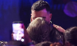 Taylor Swift küsst ihrem Verlobten Travis Kelce während der iHeartRadio Music Awards.