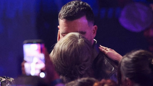 Taylor Swift küsst ihrem Verlobten Travis Kelce während der iHeartRadio Music Awards.