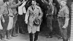 Adolf Hitler beim Verlassen einer politischen Kundgebung der NSDAP