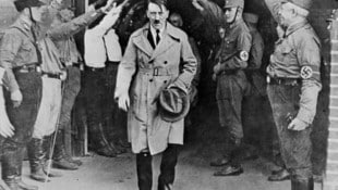 Adolf Hitler beim Verlassen einer politischen Kundgebung der NSDAP