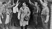 Adolf Hitler beim Verlassen einer politischen Kundgebung der NSDAP