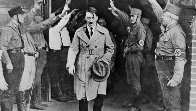 Adolf Hitler beim Verlassen einer politischen Kundgebung der NSDAP