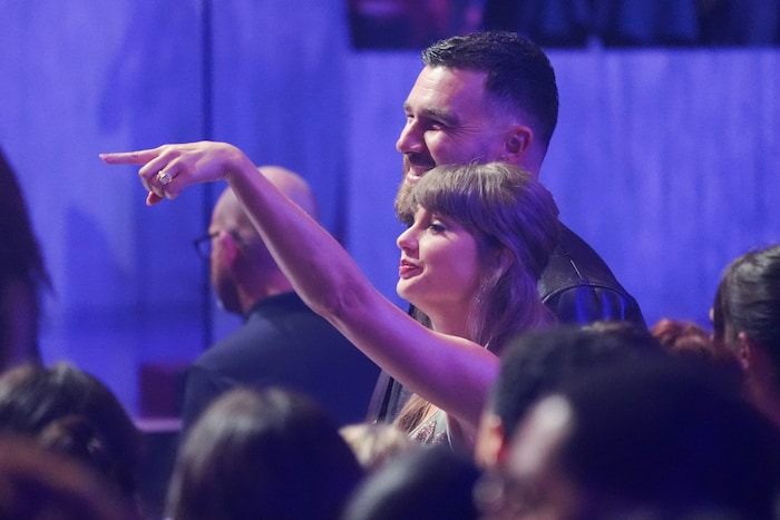 Swift und Kelce bei den iHeartRadio Music Awards: es war das erste Mal, dass das Paar gemeinsam ...
