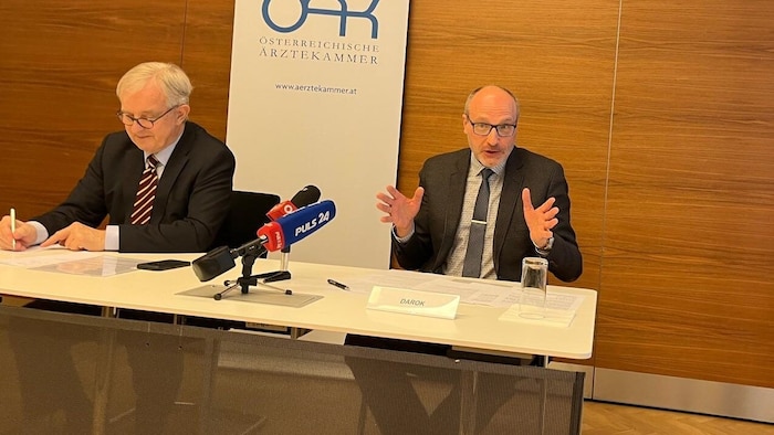 Präsident der Österreichischen Ärztekammer Johannes Steinhart (li.) und Mario Darok von der ...
