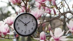 Die Zeitumstellung raubt uns eine Stunde Schlaf, dafür ist es abends länger hell. Das begünstigt ...