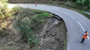 Auf einer Strecke von 800 Metern sorgten elf Erdrutsche für eine Totalsperre.