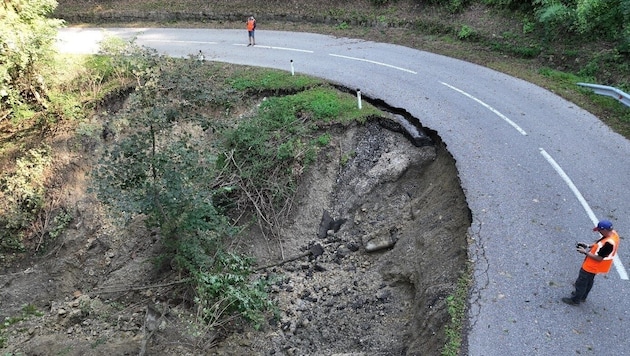 Auf einer Strecke von 800 Metern sorgten elf Erdrutsche für eine Totalsperre.