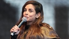 Fernandes stand in Hamburg mit schusssicherer Weste auf der Bühne. 