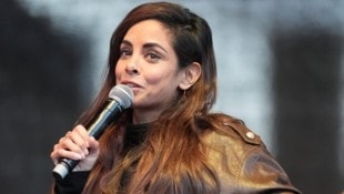 Fernandes stand in Hamburg mit schusssicherer Weste auf der Bühne. 