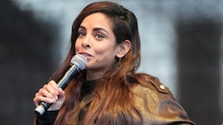 Fernandes stand in Hamburg mit schusssicherer Weste auf der Bühne. 