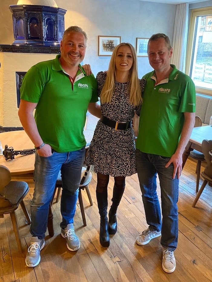 Florian Werner und Robert Zauner von floro mit Melissa Naschenweng