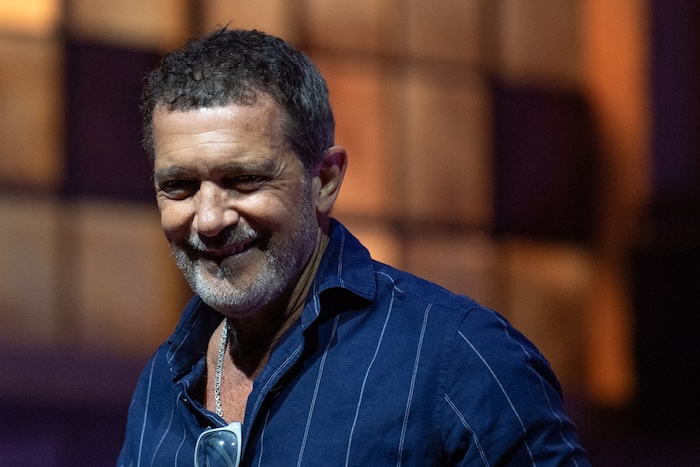 Der spanische Schauspieler und Regisseur Antonio Banderas lächelt während der Präsentation ...