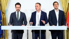 Bildungsminister Christoph Wiederkehr (NEOS), Vizekanzler Andreas Babler (SPÖ) und ...