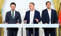 Bildungsminister Christoph Wiederkehr (NEOS), Vizekanzler Andreas Babler (SPÖ) und ...