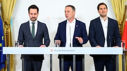 Bildungsminister Christoph Wiederkehr (NEOS), Vizekanzler Andreas Babler (SPÖ) und ...