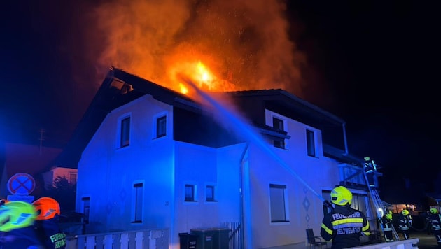 In der Nacht auf Freitag stand ein Dachstuhl in Zeltweg in Vollbrand.