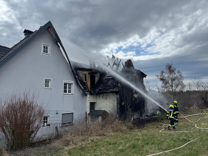 Der Wind erschwert den Einsatzkräften die Löscharbeiten.