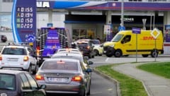 In Zagreb in Kroatien bildeten sich Warteschlangen vor den Tankstellen.