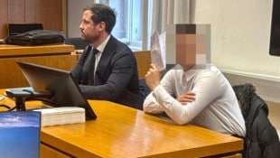 „Es tut mir von Herzen leid“, beteuert die 25-Jährige beim Prozess in Klagenfurt mit Anwalt ...
