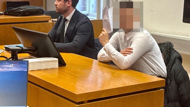 „Es tut mir von Herzen leid“, beteuert die 25-Jährige beim Prozess in Klagenfurt mit Anwalt ...